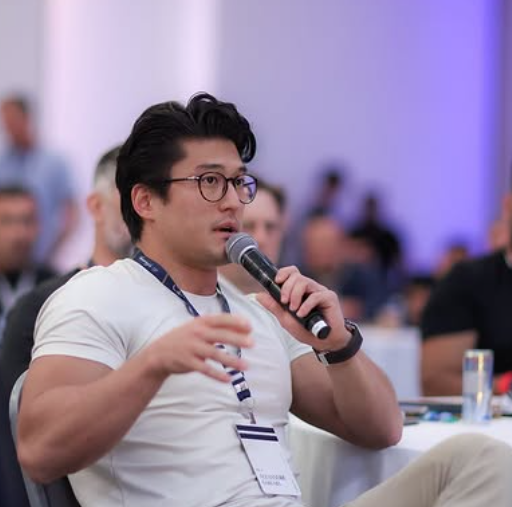 Alexandre palestrando em evento
